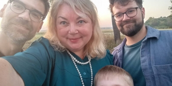 «Коли починається обстріл, пересідаємо подалі від вікна, щоб не поранитися уламками»: журналістські будні Великої Писарівки