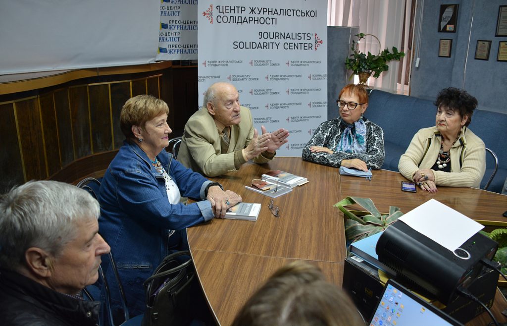 Поет Василь Діденко носив вишиту мамою сорочку, як оберіг, аж поки нитки тримались: у Запоріжжі відбулася зустріч пам’яті поета