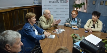 Поет Василь Діденко носив вишиту мамою сорочку, як оберіг, аж поки нитки тримались: у Запоріжжі відбулася зустріч пам’яті поета