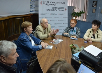 Поет Василь Діденко носив вишиту мамою сорочку, як оберіг, аж поки нитки тримались: у Запоріжжі відбулася зустріч пам’яті поета