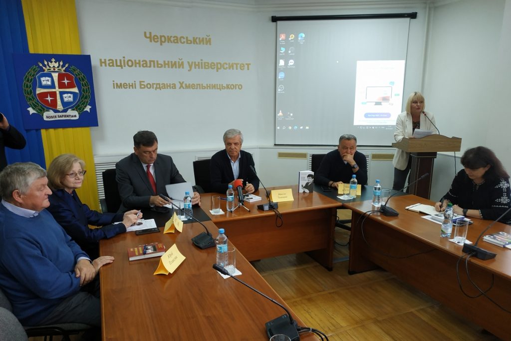 «Людина журналістики, що базується на джерелах, а не на домислах і конʼюнктурі»: в Черкасах вшанували памʼять Катерини Таран