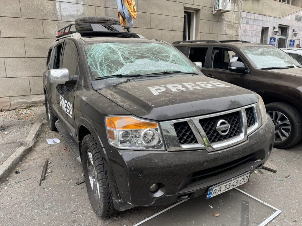 Під час російського обстрілу Харкова знищено автомобіль португальських журналістів