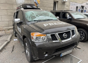 Під час російського обстрілу Харкова знищено автомобіль португальських журналістів