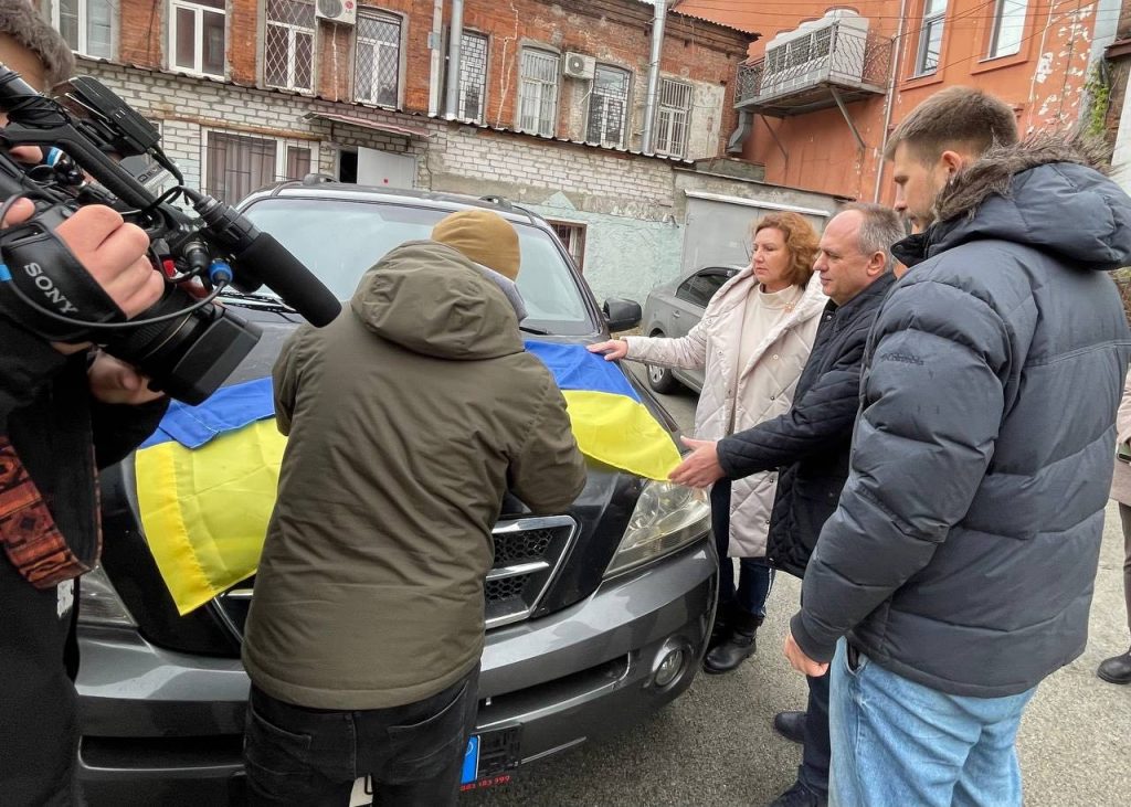 Журналісти передали позашляховик пресофіцерам на Бахмутський напрямок 5