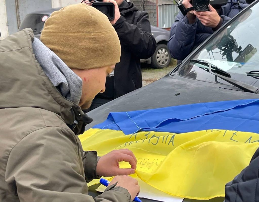 Журналісти передали позашляховик пресофіцерам на Бахмутський напрямок 4