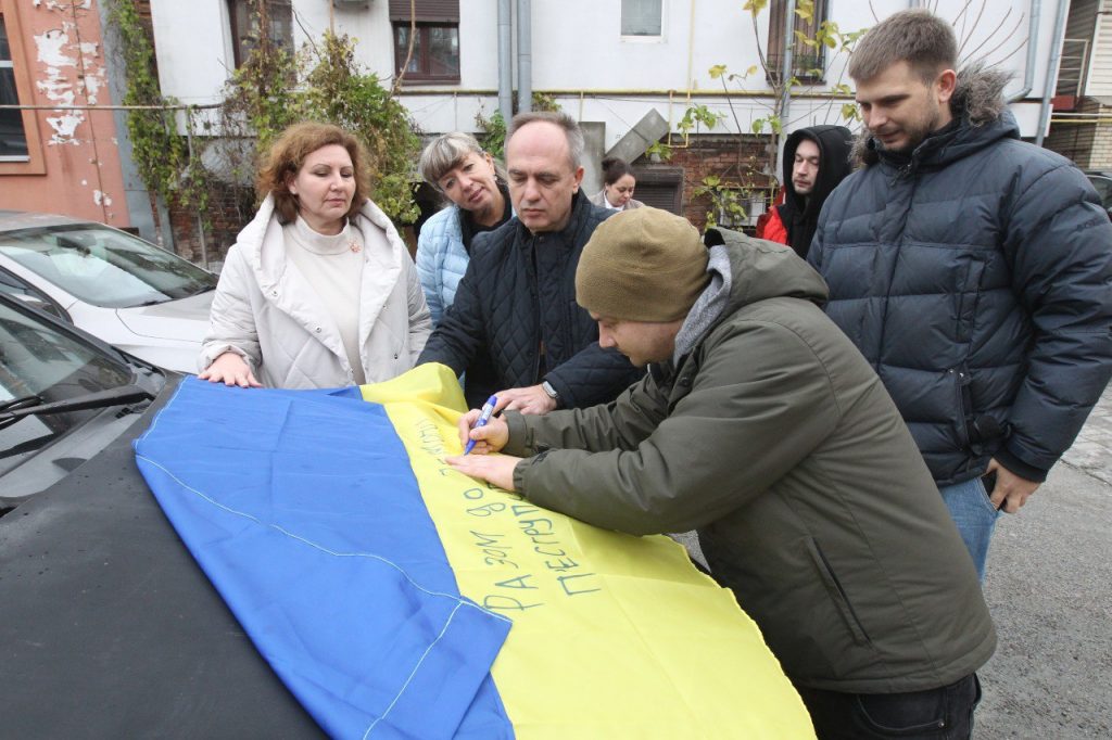 Журналісти передали позашляховик пресофіцерам на Бахмутський напрямок 15