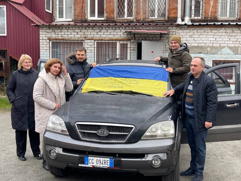 Журналісти передали позашляховик пресофіцерам на Бахмутський напрямок