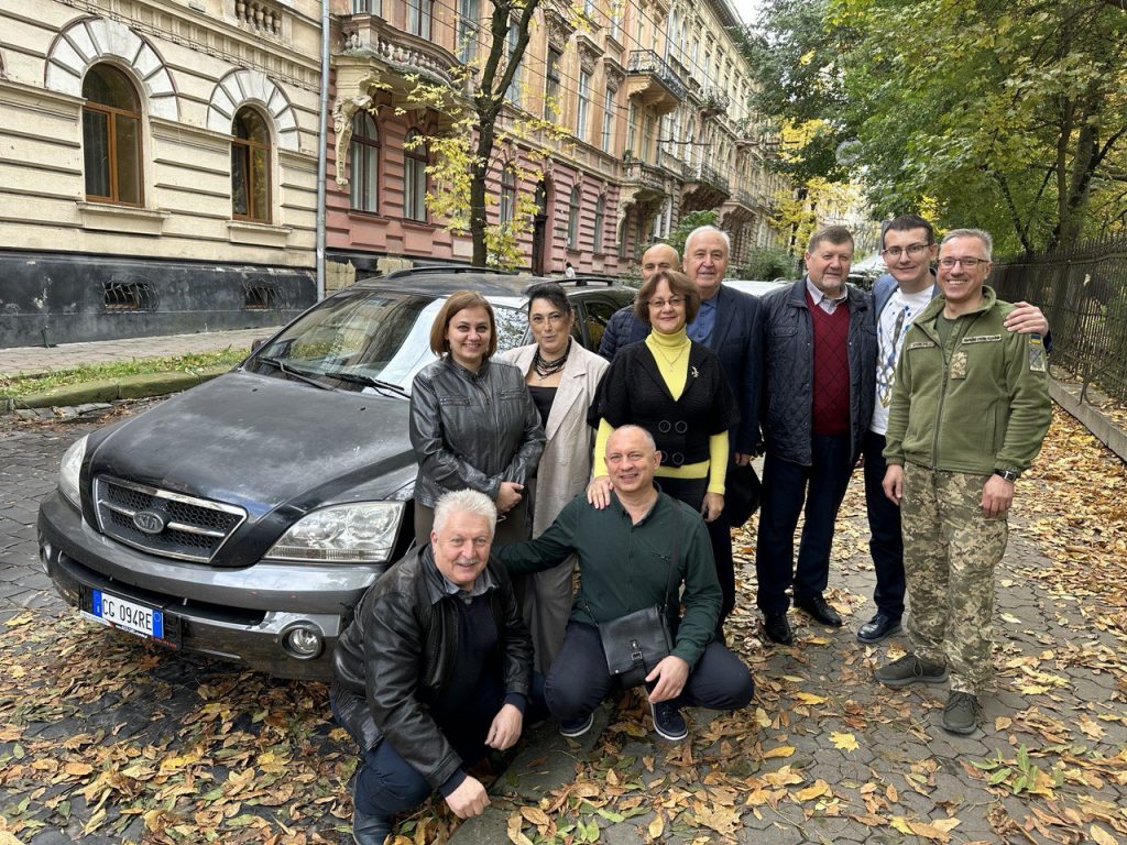 Журналісти передали позашляховик пресофіцерам на Бахмутський напрямок 10