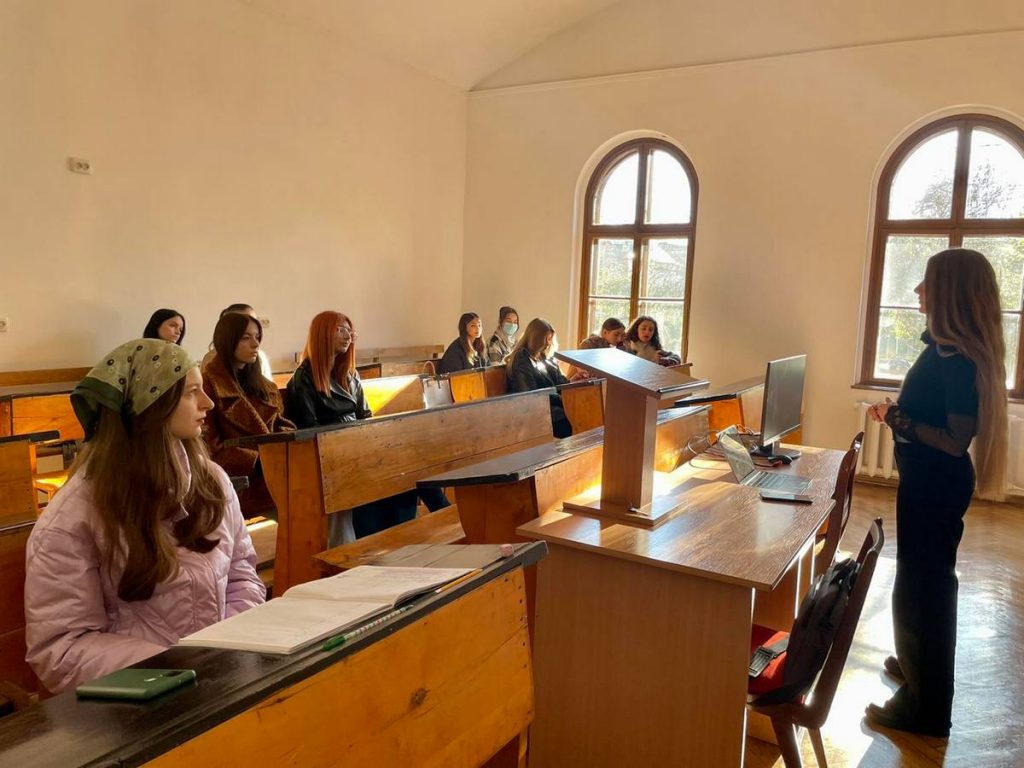 Журналісти-переселенці в Чернівцях передають досвід майбутнім працівникам медіа