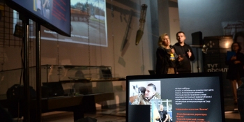 «Ми стоїмо за своїх, захищаючи свободу слова і право людей на отримання інформації», – НСЖУ провела акцію проти безкарності воєнних злочинів