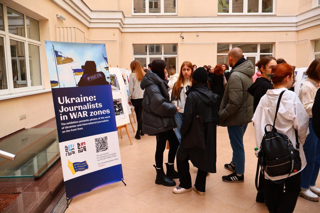 Виставка «Україна: журналісти в зонах бойових дій» – данина шани професії медійника і данина пам’яті загиблим журналістам