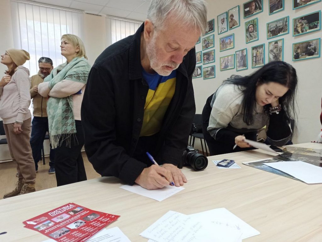 У Дніпрі журналісти підписали «Листівки солідарності» для полоненої журналістки Вікторії Рощиної 5