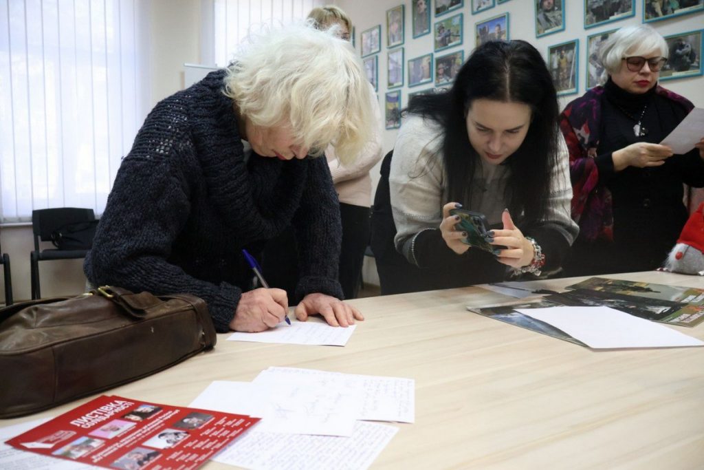 У Дніпрі журналісти підписали «Листівки солідарності» для полоненої журналістки Вікторії Рощиної 3