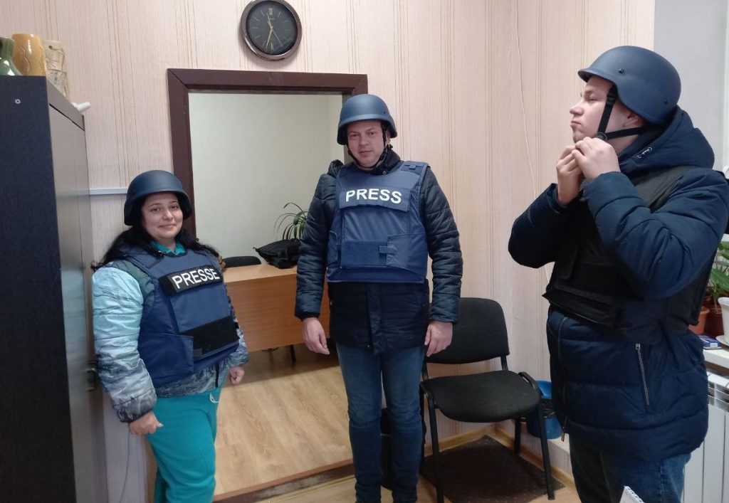 Команда інтернет-видання «Павлоград Now» отримала захисне спорядження для поїздки на фронт