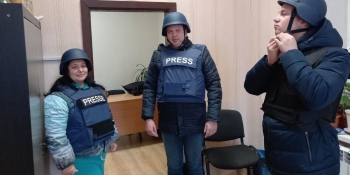 Команда інтернет-видання «Павлоград Now» отримала захисне спорядження для поїздки на фронт 21 Команда інтернет-видання «Павлоград Now» отримала захисне спорядження для поїздки на фронт