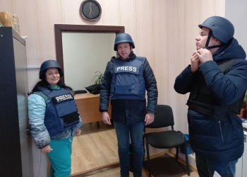 Команда інтернет-видання «Павлоград Now» отримала захисне спорядження для поїздки на фронт 9 Команда інтернет-видання «Павлоград Now» отримала захисне спорядження для поїздки на фронт