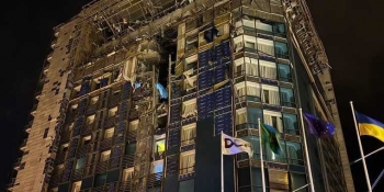 Охоронцю німецьких журналістів, який зазнав поранень унаслідок російського обстрілу Харкова, зробили операцію 18 Охоронцю німецьких журналістів, який зазнав поранень унаслідок російського обстрілу Харкова, зробили операцію