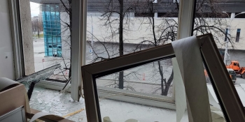 «Склом засипало приміщення, де робили новини»: харківська медіагрупа «Об’єктив», попри наслідки обстрілу, й далі працює