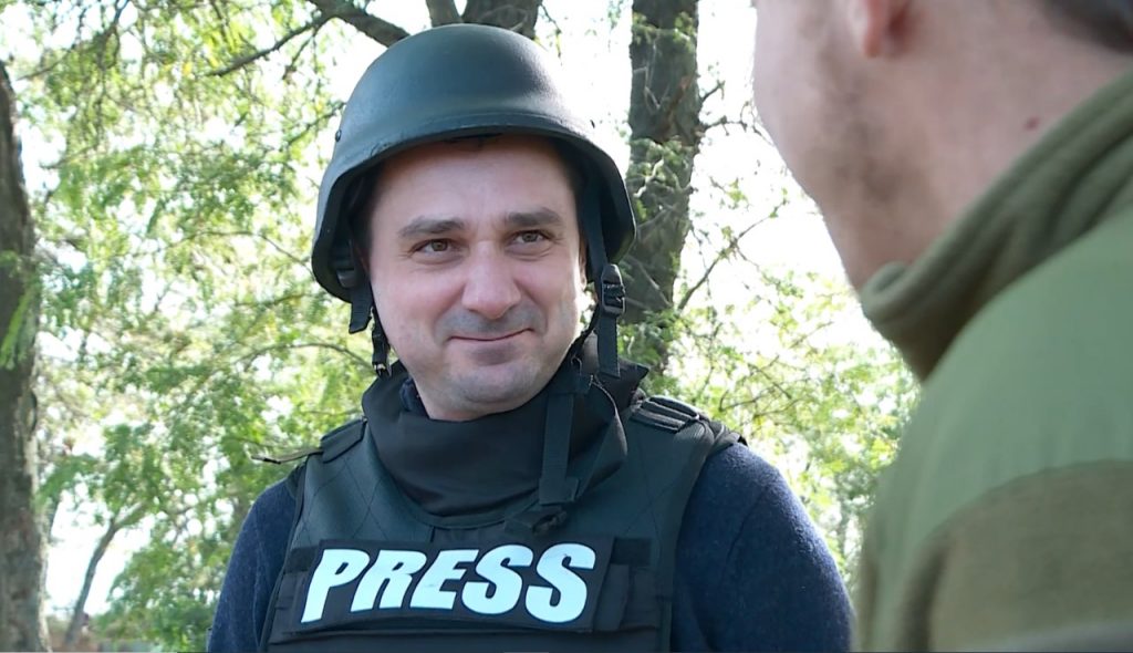 У момент поранення журналіст Дмитро Євчин був у бронежилеті з яскравим написом «Press»