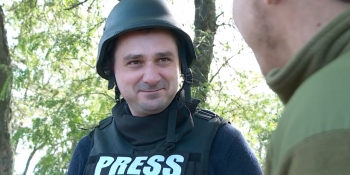 У момент поранення журналіст Дмитро Євчин був у бронежилеті з яскравим написом «Press»