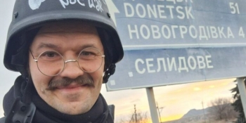 Польський журналіст документує війну у захисному спорядженні від НСЖУ