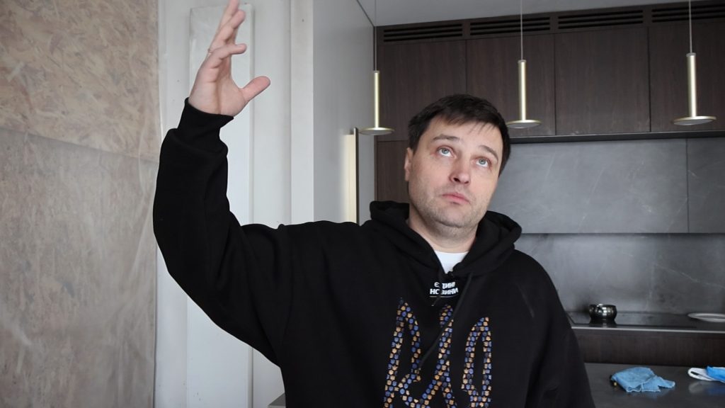 «Люди казали: “Та, навіщо той вогнегасник?”» – родина телеведучого Андрія Ковальського внаслідок атаки рф втратила оселю