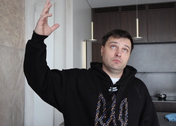 «Люди казали: “Та, навіщо той вогнегасник?”» – родина телеведучого Андрія Ковальського внаслідок атаки рф втратила оселю