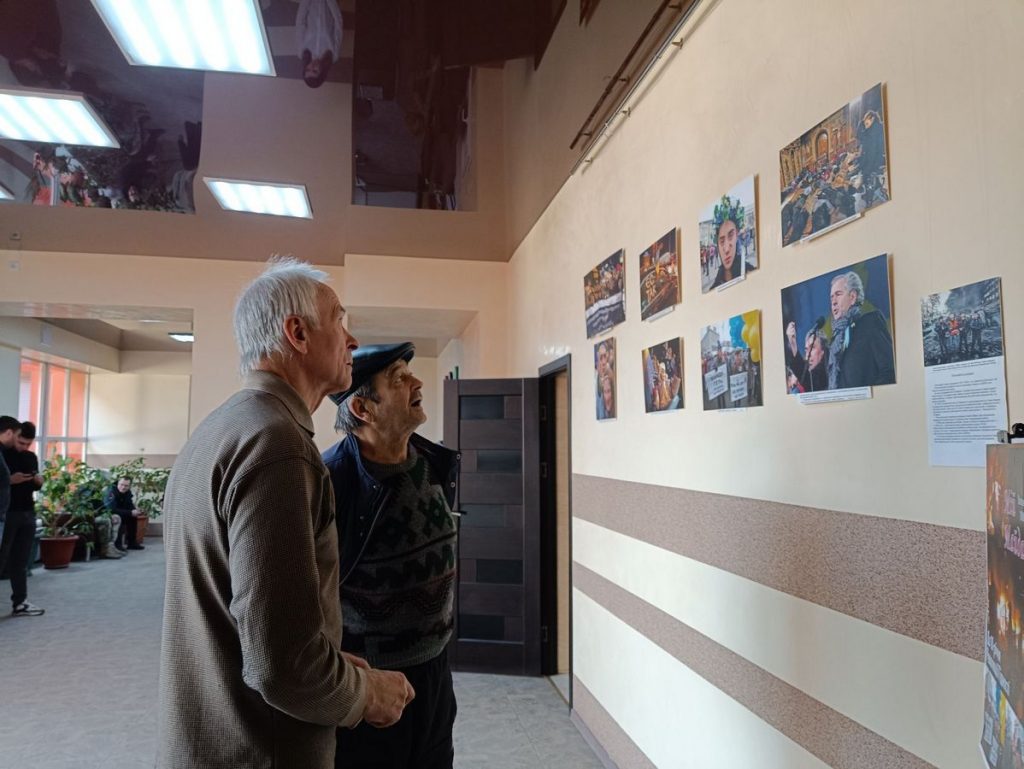 У Покровську відкрилася персональна виставка фотокореспондента УНІАН Олександра Синиці «Мій Майдан»