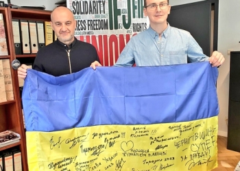 Генеральний секретар IFJ Ентоні Беллангер з президентом NUJU Сергієм Томіленком у штаб-квартирі IFJ у Брюсселі, Бельгія. Фото: МФЖ
