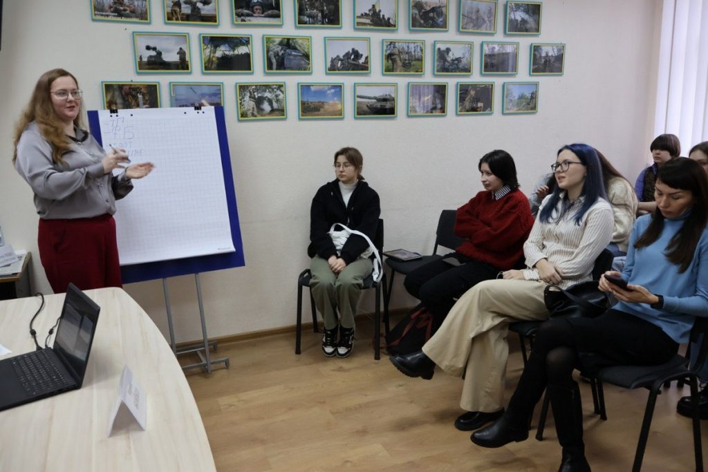 Розпізнаванню фейків навчали у Дніпрі