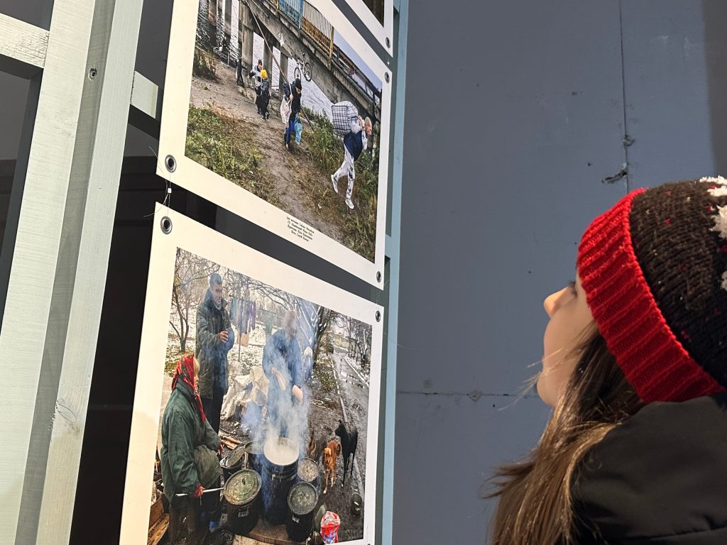 Виставка фотографів Сергія Козлова та Василя Голосного має назву «Лютий life. Паралелі»