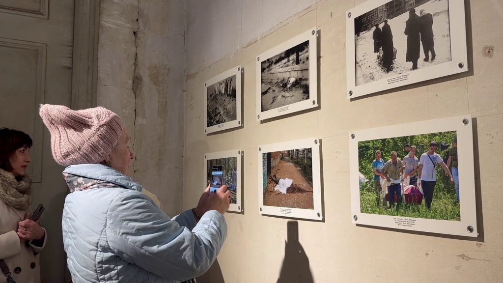 Виставка фотографів Сергія Козлова та Василя Голосного має назву «Лютий life. Паралелі»