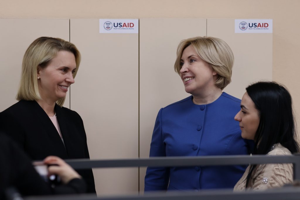 Посол США Бріджит Брінк відвідала Мінінтеграції й зустрілася з його очільницею Іриною Верещук. Фото: Інформаційна служба НСЖУ