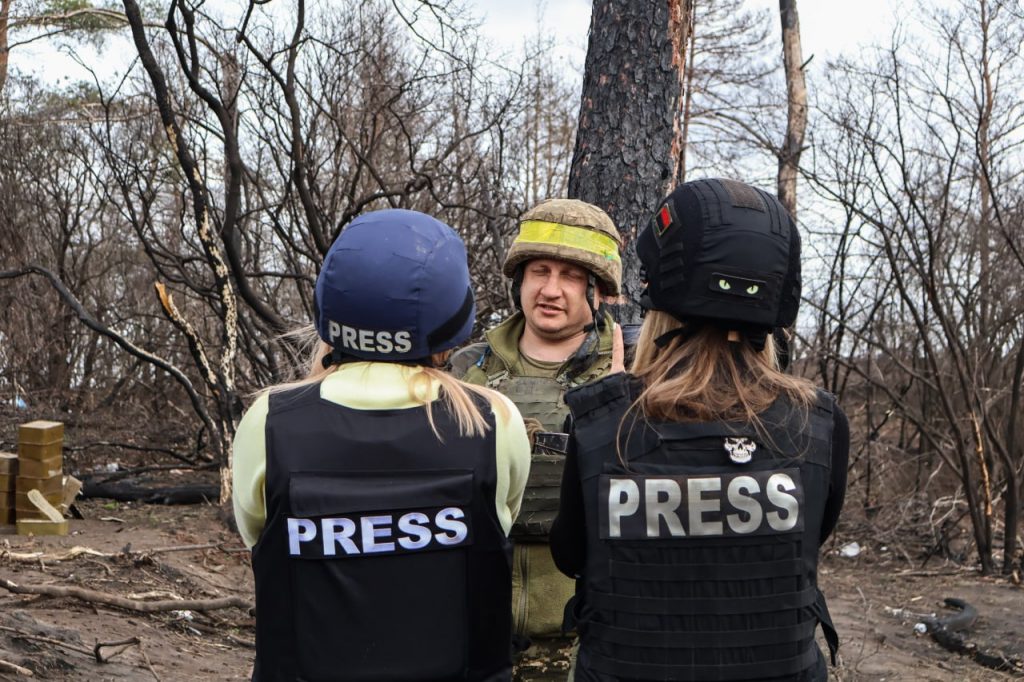Акредитація дозволятиме представникам медіа працювати без супроводу в громадських місцях у «жовтій» зоні