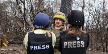 Змінилися правила акредитації журналістів під час воєнного стану 22 Акредитація дозволятиме представникам медіа працювати без супроводу в громадських місцях у «жовтій» зоні