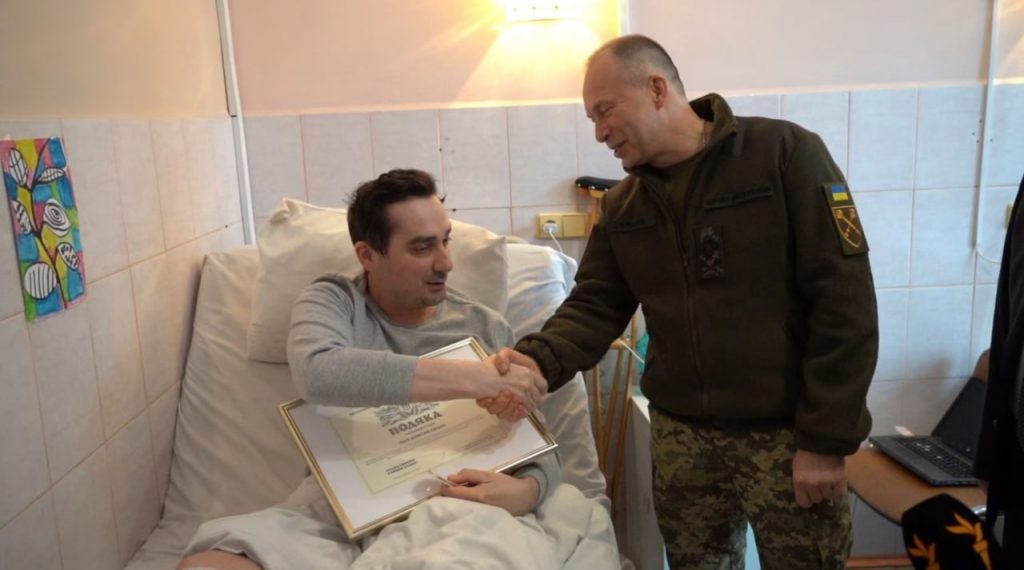 Головнокомандувач ЗСУ Олександр Сирський відвідав у лікарні журналіста Дмитра Євчина