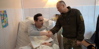 Головнокомандувач ЗСУ Олександр Сирський відвідав у лікарні журналіста Дмитра Євчина