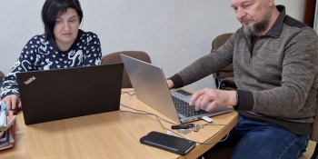 Заступниця редакторки криничанської газети «Нові рубежі» Наталя Долгіх завітала до Дніпровського центру журналістської солідарності НСЖУ, аби зустрітись у Центрі із фахівцем з ІТ-технологій