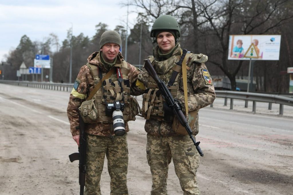 Володимир Фітьо (ліворуч) із товаришем по службі Денисом Бруєм 3 березня 2022 року поблизу Стоянки на Київщині