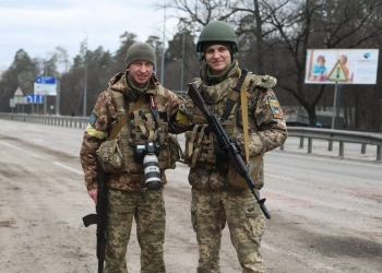 Володимир Фітьо (ліворуч) із товаришем по службі Денисом Бруєм 3 березня 2022 року поблизу Стоянки на Київщині