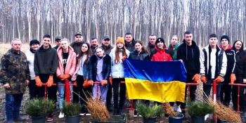 Дарунок майбутнім поколінням: на Поділлі медійники долучились до творення лісів