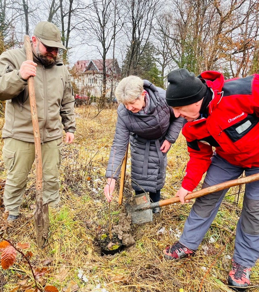 Всесвітній день лісів: івано-франківські медійники висадили дерева 3