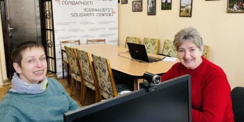 Олена Смирнова (ліворуч) із координаторкою Івано-Франківського ЦЖС Вікторією Плахтою