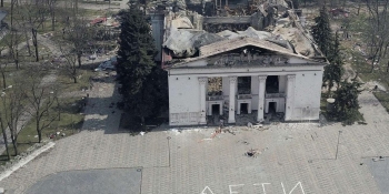 Бомбардування театру в Маріуполі