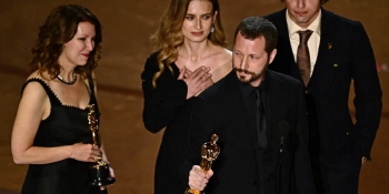 «Я хочу обміняти нагороду на «Росія ніколи не нападає на Україну», – володар першого українського «Оскара» 23 Американське видання Variety називає потужною промову Мстислава Чернова під час вручення премії «Оскар»