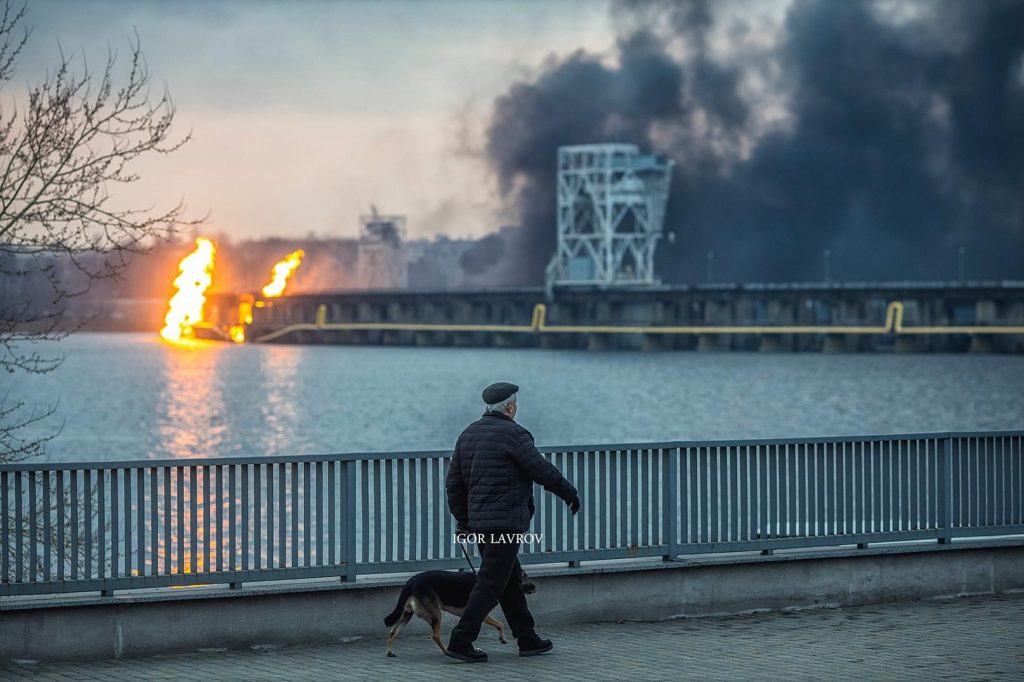 Після ворожої атаки: як запорізькі журналісти виконують професійні обов’язки