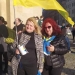 Розповідають і показують власкори: новини з перших рук до Запоріжжя надходять з усього світу 24 На знімках:Наталя Маренко (праворуч) на мітингу на підтримку України в Дрездені