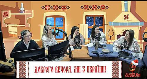 Еліна Волотко (в центрі) на радіо Сакраменто «Доброго вечора, ми з України!» відкриває програму за участю координаторів Запорізького ЦЖС Наталії Кузьменко та Валентини Манжури