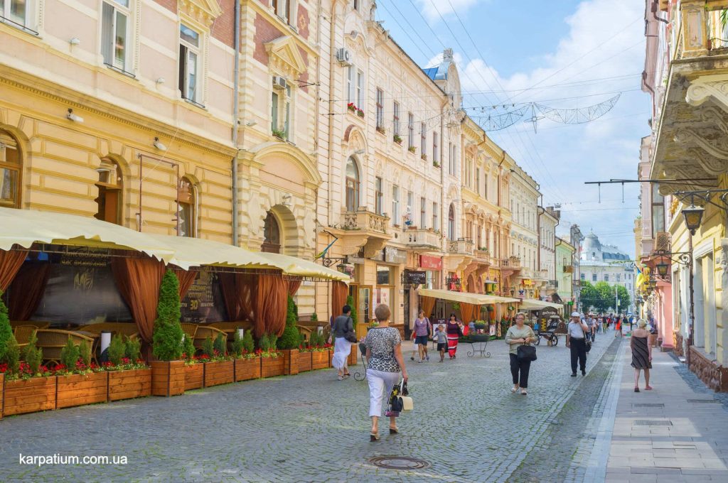 Дві газети як дзеркало локальних видань Чернівецької області