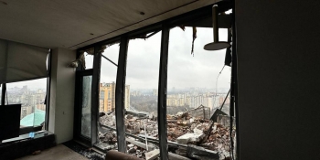 «Ми і діти вижили в пеклі»: через російські обстріли українські журналісти отримують поранення, втрачають житло і засоби до існування 18 «Ми і діти вижили в пеклі»: через російські обстріли українські журналісти отримують поранення, втрачають житло і засоби до існування